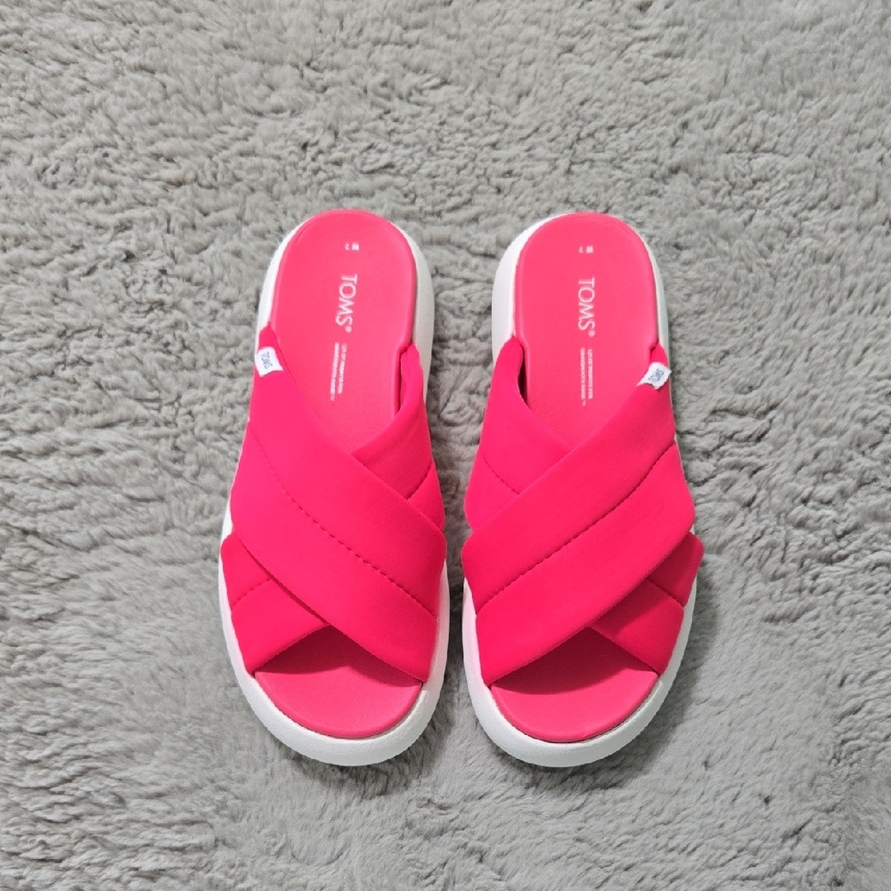 TOMS bright pink Alpargata Mallow Crossover Sandals size 7